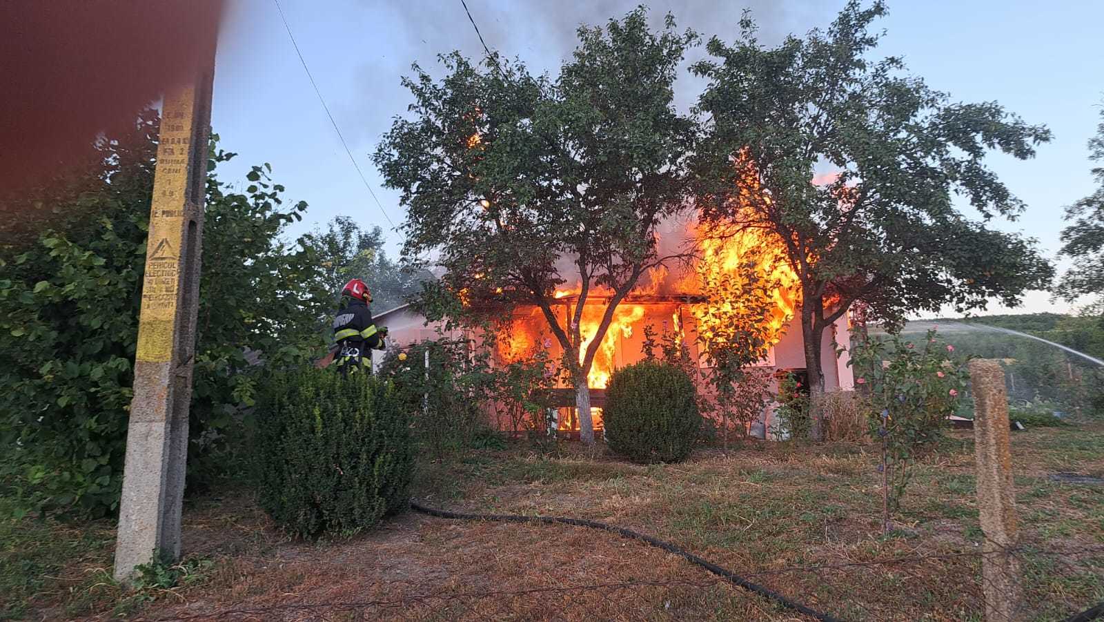 Botoşani: Bărbat la spital, cu arsuri, după o explozie care s-a produs în locuinţa sa/ Deflagraţia, urmată de un incendiu