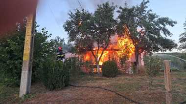 Botoşani: Bărbat la spital, cu arsuri, după o explozie care s-a produs în locuinţa sa/ Deflagraţia, urmată de un incendiu