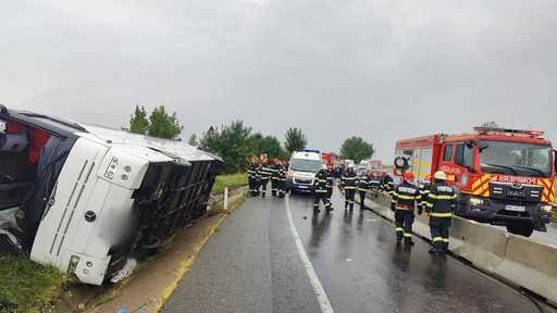 UPDATE - Plan Roşu de Intervenţie în judeţul Cluj, după un accident în care a fost implicat un autocar cu 21 de persoane / Traficul a fost reluat / 9 persoane au fost transportate la spital / Un bărbat a murit - FOTO