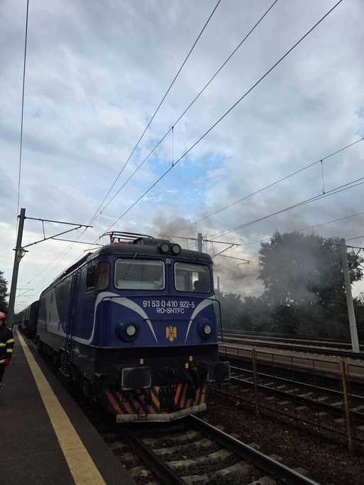 UPDATE - Incendiu la locomotiva unui tren de călători, în judeţul Constanţa / Aproximativ 1.300 de pasageri / Îngrijiri medicale acordate unui tânăr