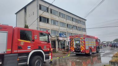 UPDATE - Incendiu într-un spaţiu comun dintr-un bloc din Sibiu / 45 de persoane s-au autoevacuat / Trafic blocat în zonă - FOTO