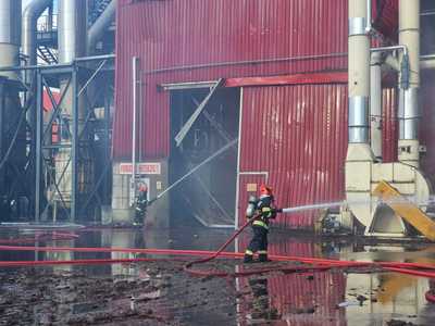 UPDATE - Alba - Explozie urmată de incendiu la o fabrică de prelucrare a lemnului din Sebeş. Patru persoane au fost rănite / A fost activat Planul roşu de intervenţie / Ce se întâmplă cu răniţii/ Precizările Poliţiei - FOTO, VIDEO