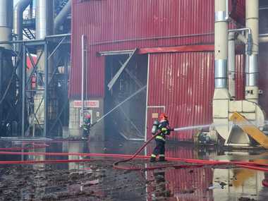 UPDATE - Alba - Explozie urmată de incendiu la o fabrică de prelucrare a lemnului din Sebeş. Patru persoane au fost rănite / A fost activat Planul roşu de intervenţie / Ce se întâmplă cu răniţii/ Precizările Poliţiei - FOTO, VIDEO