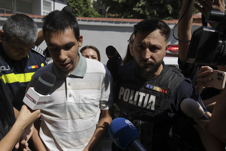 Tânărul care s-a filmat în timp ce loveşte un livrator din Bangladesh, urmărit penal şi pentru utilizarea în public a simbolurilor fasciste, legionare, rasiste sau xenofobe