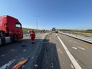 UPDATE - Sibiu: Trei bărbaţi care făceau marcaje rutiere pe A1, morţi după ce au fost loviţi de o cisternă/ Alte două persoane, evaluate medical, au refuzat transportul la spital/ Traficul, blocat pe sensul Deva-Sibiu - FOTO