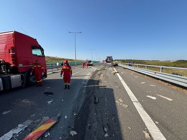 UPDATE - Sibiu: Trei bărbaţi care făceau marcaje rutiere pe A1, morţi după ce au fost loviţi de o cisternă/ Alte două persoane, evaluate medical, au refuzat transportul la spital/ Traficul, blocat pe sensul Deva-Sibiu - FOTO