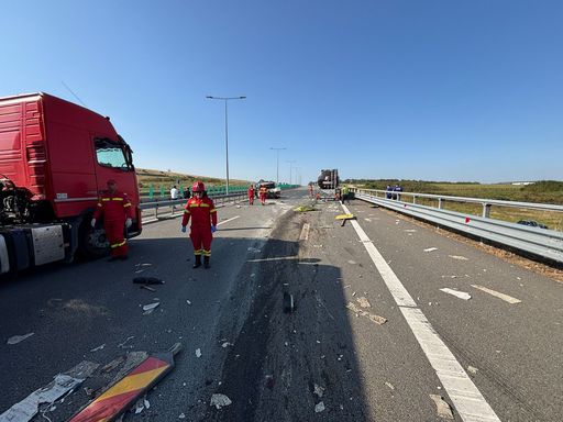 UPDATE - Sibiu: Trei bărbaţi care făceau marcaje rutiere pe A1, morţi după ce au fost loviţi de o cisternă/ Alte două persoane, evaluate medical, au refuzat transportul la spital/ Traficul, blocat pe sensul Deva-Sibiu - FOTO