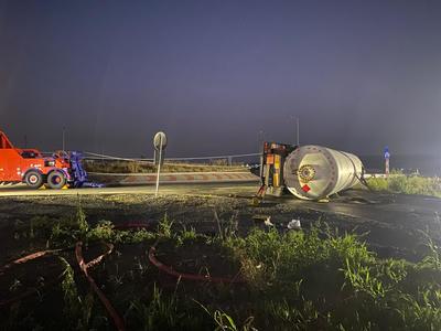 UPDATE - Cisterna cu gaz metan răsturnată pe DN 24A, în judeţul Vaslui, repusă pe roţi/ În total au fost evacuate 85 de persoane - VIDEO