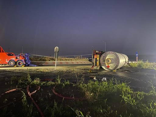 UPDATE - Cisterna cu gaz metan răsturnată pe DN 24A, în judeţul Vaslui, repusă pe roţi/ În total au fost evacuate 85 de persoane - VIDEO