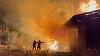 Incendiu puternic la Galaţi/ Barăcile unui fost şantier au fost cuprinse de flăcări - FOTO