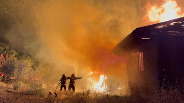 Incendiu puternic la Galaţi/ Barăcile unui fost şantier au fost cuprinse de flăcări - FOTO