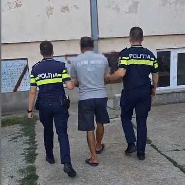 Dolj: Doi bărbaţi au provocat un scandal pe o stradă din Băileşti/ Unul dintre ei, reţinut după ce l-a lovit pe celălalt cu o toporişcă în cap şi la o mână