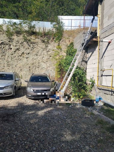 Neamţ: Angajat al unei firme de telecomunicaţii, mort după ce a căzut de la o înălţime de cinci metri