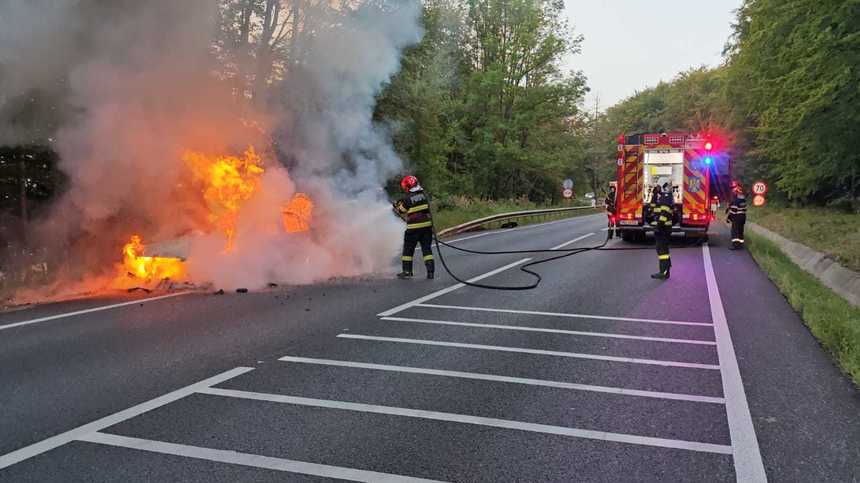 Incendiu violent la o maşină care circula pe DN 17, în judeţul Suceava / Doi tineri au reuşit să iasă, înainte ca flăcările să cuprindă întreg vehiculul - FOTO / VIDEO

