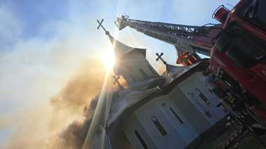 Incendiu la turlele unei biserici din judeţul Suceava / Pericol de extindere la întregul lăcaş de cult - FOTO