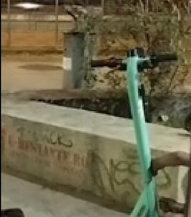 Femeie surprinsă de jandarmi în timp ce tăia frânele unei trotinete electrice în centrul municipiului Bucureşti - VIDEO