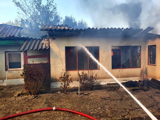 Giurgiu: Un puternic incendiu de vegetaţie s-a extins la 11 gospodării / Arderea a fost întreţinută de vânt şi de cantitatea mare de materiale combustibile / Au fost grav afectate trei case

