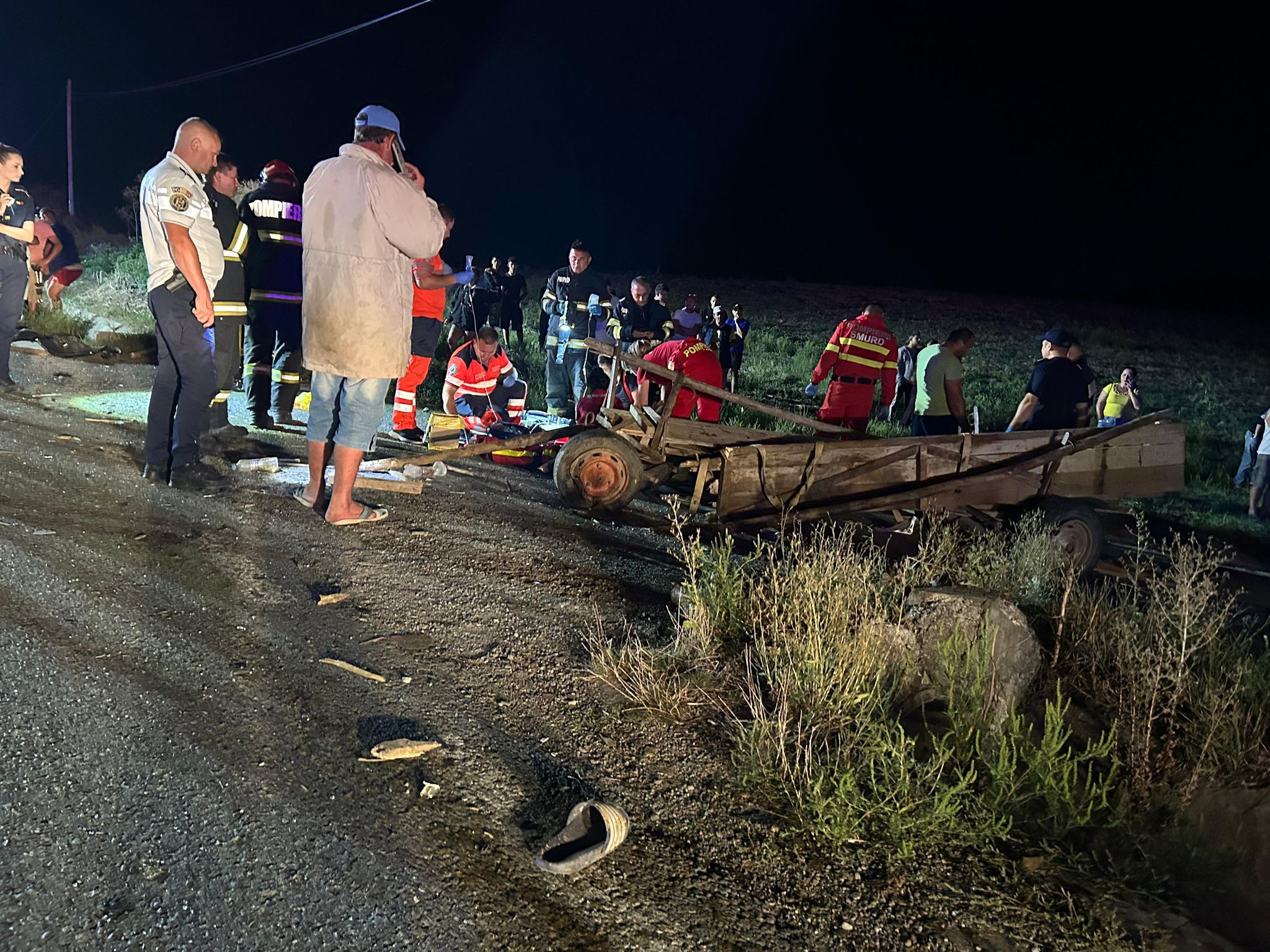 UPDATE - Accident între o autoutilitară şi o căruţă, în judeţul Iaşi – Doi bărbaţi au murit / Trei persoane au fost rănite- FOTO