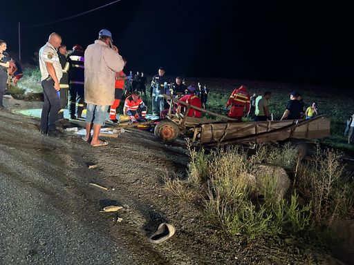 UPDATE - Accident între o autoutilitară şi o căruţă, în judeţul Iaşi – Doi bărbaţi au murit / Trei persoane au fost rănite- FOTO