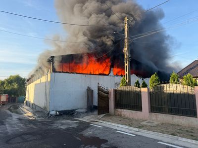 UPDATE - Galaţi: Incendiu puternic la o hală în care sunt depozitate materiale uşor combustibile / Pagubele produse de incendiu şi cauza probabilă - FOTO
