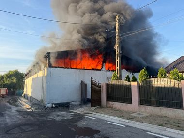 Galaţi: Incendiu puternic la o hală în care sunt depozitate materiale uşor combustibile - FOTO