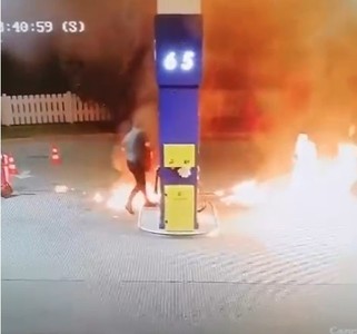 Timiş: Un bărbat a dat foc unei pompe de benzină, într-o staţie de carburanţi din localitatea Făget şi a aruncat combustibil aprins pe un angajat, rănindu-l/ El a fost plasat în arest preventiv - FOTO, VIDEO

