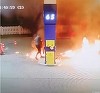 Timiş: Un bărbat a dat foc unei pompe de benzină, într-o staţie de carburanţi din localitatea Făget şi a aruncat combustibil aprins pe un angajat, rănindu-l/ El a fost plasat în arest preventiv - FOTO, VIDEO
