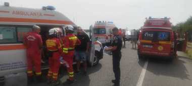 UPDATE - Ialomiţa: Plan roşu de intervenţie, activat în urma unui grav accident rutier / Şapte persoane, între care patru copii, au fost transportate la spital - FOTO
