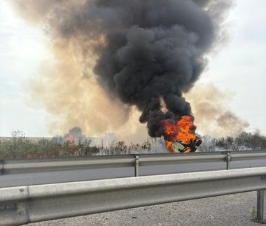 UPDATE - Accident pe autostrada A1 Bucureşti-Piteşti,  între o autoutilitară şi un autoturism, ce s-a răsturnat în afara carosabilului / După impact, autoturismul a luat foc, şoferiţa a fost scoasă din maşină de participanţii la trafic