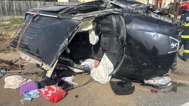 UPDATE - Trafic oprit pe DN 7 Piteşti-Râmnicu Vâlcea, după ce un autoturism a intrat într-un cap de pod / Şase persoane au fost rănite, dintre care doi copii