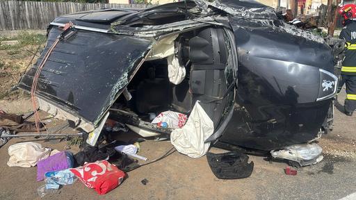 UPDATE - Trafic oprit pe DN 7 Piteşti-Râmnicu Vâlcea, după ce un autoturism a intrat într-un cap de pod / Şase persoane au fost rănite, dintre care doi copii