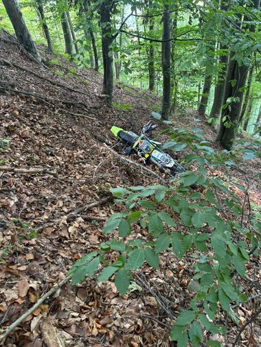 Alba: Mobilizare pentru recuperarea unui motociclist care a căzut într-o râpă