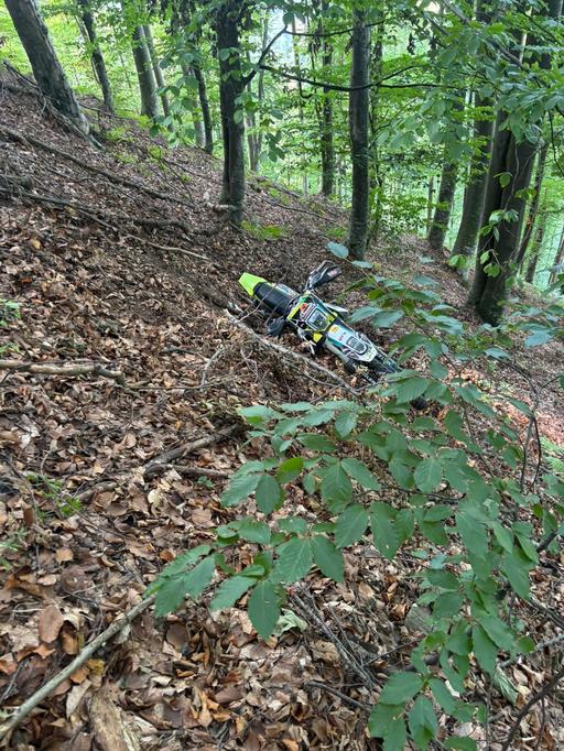 Alba: Mobilizare pentru recuperarea unui motociclist care a căzut într-o râpă
