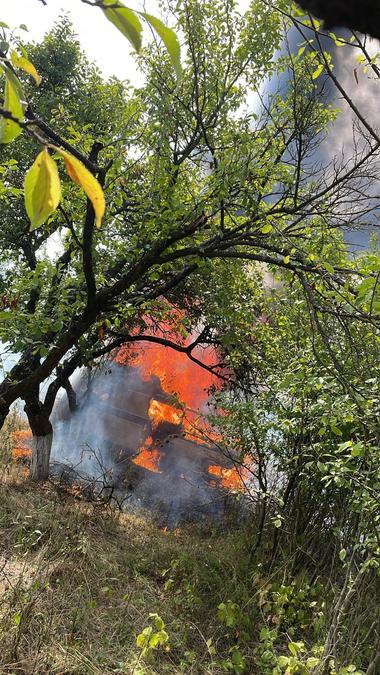 Vâlcea: Un incendiu de vegetaţie uscată s-a extins pe o suprafaţă de patru hectare şi a distrus o rulotă - VIDEO