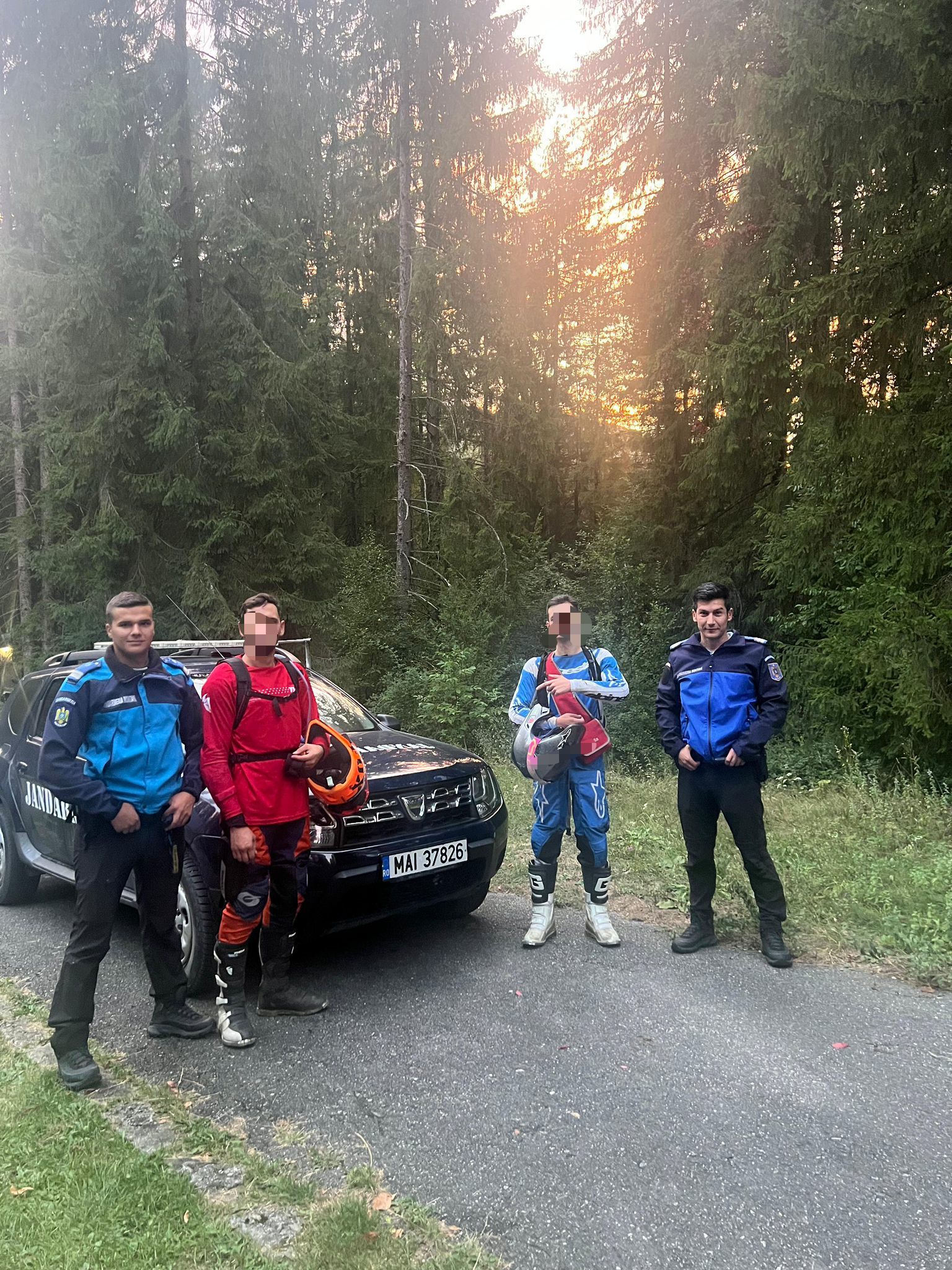 Vâlcea: Doi motociclişti care s-au rătăcit pe munte, în zona staţiunii Voineasa, în timp ce făceau enduro, recuperaţi de către jandarmi - FOTO 