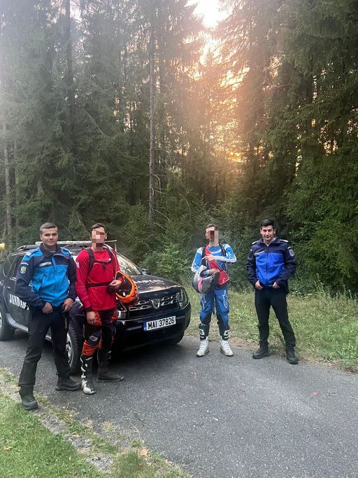 Vâlcea: Doi motociclişti care s-au rătăcit pe munte, în zona staţiunii Voineasa, în timp ce făceau enduro, recuperaţi de către jandarmi - FOTO
