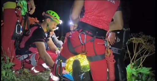 Prahova: Intervenţie dificilă a Salvamont pentru recuperarea unui turist care a căzut zeci de metri, pe Valea Cerbului  - VIDEO
