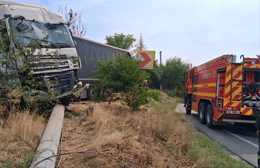 Tragedie evitată la limită, în judeţul Giurgiu. Un TIR încărcat cu fier vechi a derapat şi a pus la pământ un gard, un stâlp şi mai mulţi copaci - FOTO