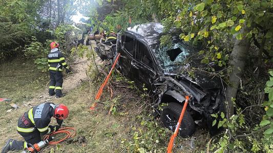 Argeş: Accident grav pe DN 73. Un bărbat a murit, după ce maşina în care se afla s-a zdrobit de un copac
