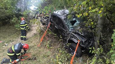 Argeş: Accident grav pe DN 73. Un bărbat a murit, după ce maşina în care se afla s-a zdrobit de un copac
