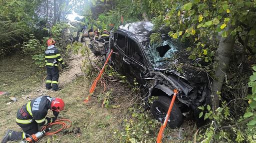 Argeş: Accident grav pe DN 73. Un bărbat a murit, după ce maşina în care se afla s-a zdrobit de un copac
