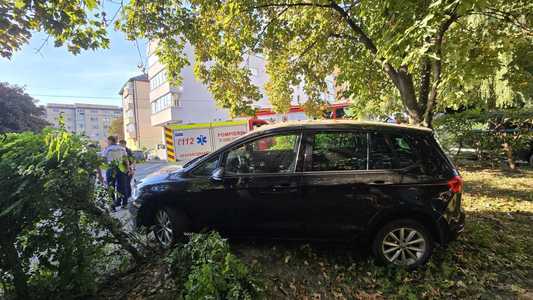 Suceava - Trei pietoni, între care doi copii, au ajuns la spital, luni dimineaţă, după ce au fost loviţi de un autoturism al cărui şofer a pierdut controlul direcţiei