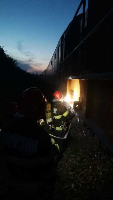 Incendiu la locomotiva unui tren de călători pe ruta Suceava-Botoşani/ Cele 12 persoane aflate în garnitură au reuşit să iasă la timp