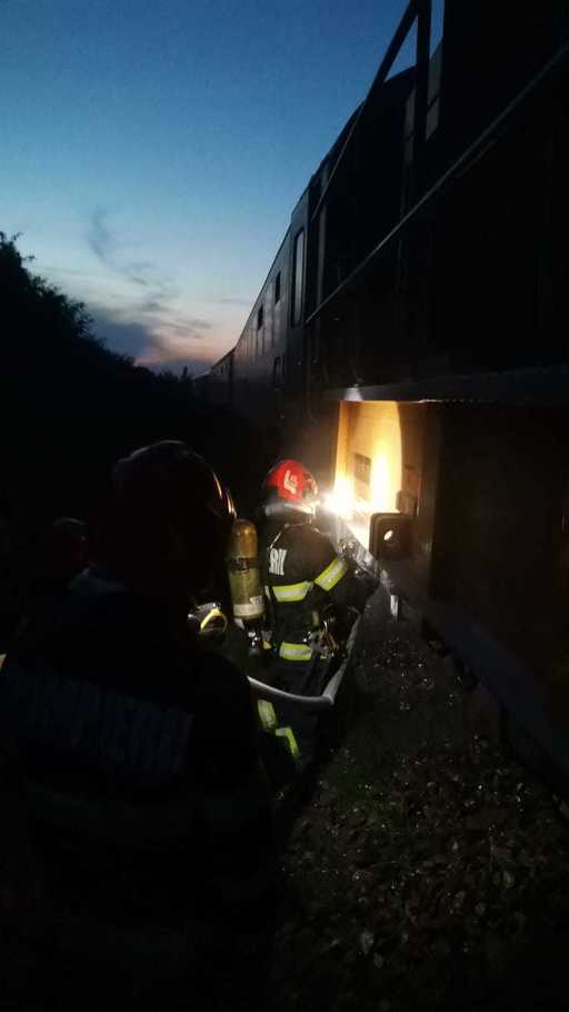 Incendiu la locomotiva unui tren de călători pe ruta Suceava-Botoşani/ Cele 12 persoane aflate în garnitură au reuşit să iasă la timp
