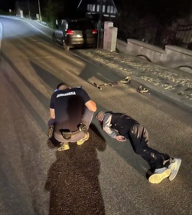 Prahova: Bărbat care a urcat beat pe o trotinetă electrică, găsit întins şi inconştient, pe carosabil, la Sinaia, cu vehiculul alături. El a fost dus la spital - VIDEO