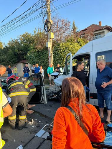 UPDATE - Plan Roşu de Intervenţie în judeţul Constanţa, după un accident în care sunt implicate un microbuz şi un autoturism / Trafic blocat în zonă / 13 persoane, la spital - FOTO 