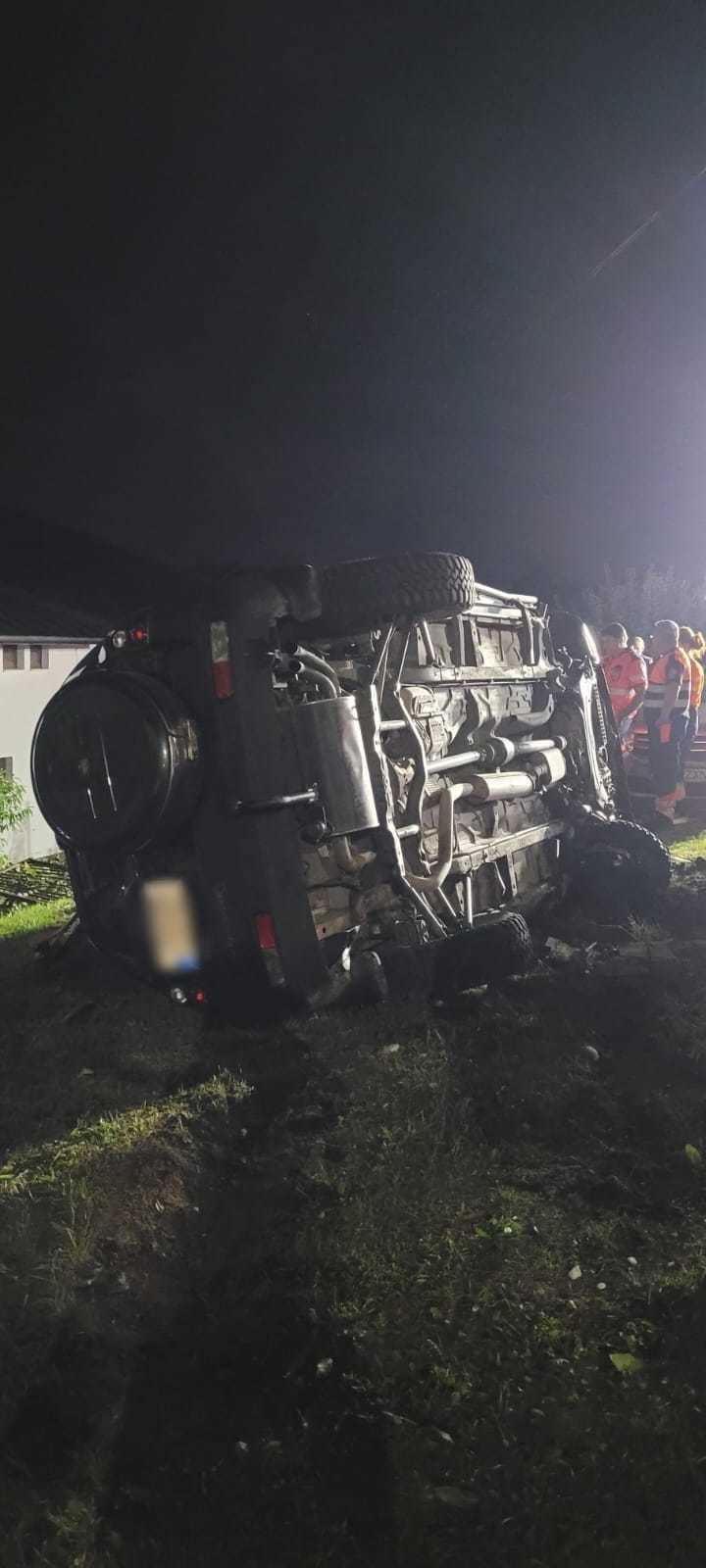 Cluj: Un tânăr de 20 de ani a murit şi altul a fost rănit, după ce maşina în care se aflau a intrat în gardul unei case şi s-a răsturnat în curtea acesteia