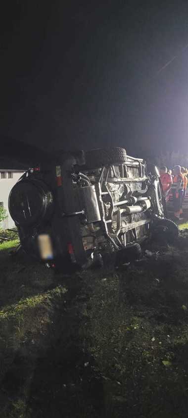 Cluj: Un tânăr de 20 de ani a murit şi altul a fost rănit, după ce maşina în care se aflau a intrat în gardul unei case şi s-a răsturnat în curtea acesteia