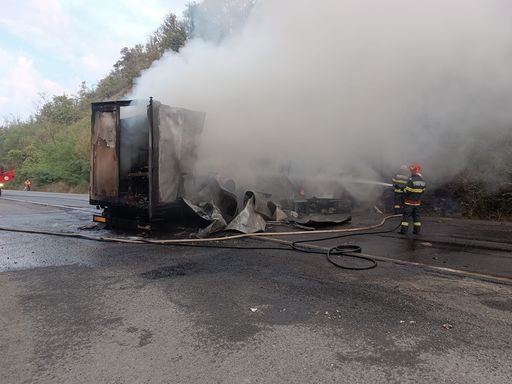 Arad: Trafic blocat pe DN 7, după ce un TIR a luat foc / Două persoane au suferit atac de panică - FOTO