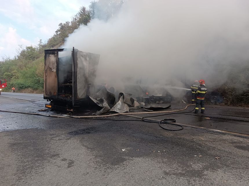 Arad: Trafic blocat pe DN 7, după ce un TIR a luat foc / Două persoane au suferit atac de panică - FOTO